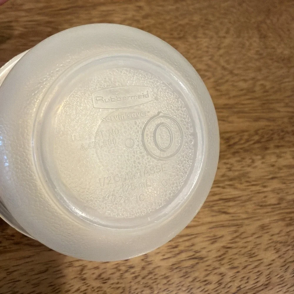 Vintage Rubbermaid Servin Saver Containers (1) 1 Cup #6 & (5) 1/2 Cup #0 Almond